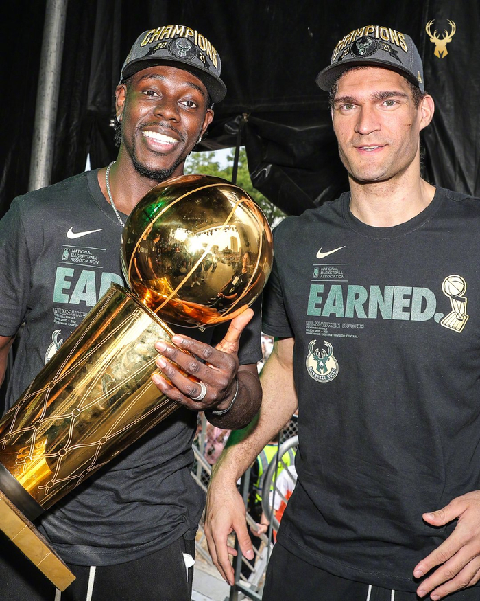 集结日密尔沃基雄鹿调整名单以备欧超杯；防线松动环节打磨；信心回归；医务组通报恢复的简单介绍